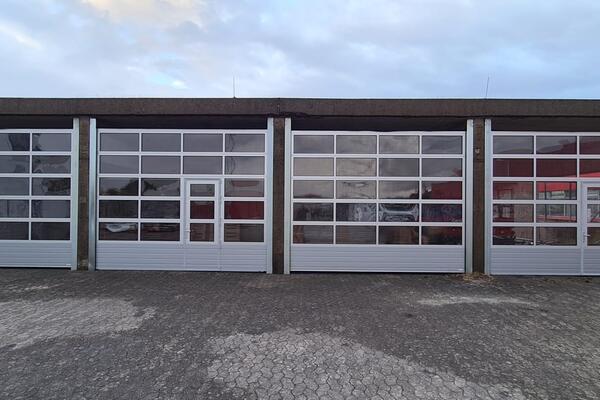 ConDoor Industrie-Sektionaltore IO40 Typ A40, RAL 9006 Weißaluminium, 4040 x 3310 mm, Rest Fenster