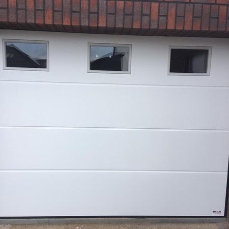 ConDoor Garagen-Sektionaltor ISO40 Typ Satin Plano, RAL 9016 Verkehrsweiß, mit Fenster