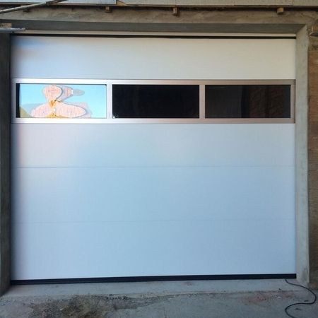 ConDoor, Garagen-Sektionaltor ISO40, ohne Sicke, glatt, RAL 9016, Verkehrsweiß, mit Fenstersektion