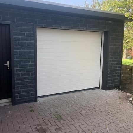 ConDoor Garagen-Sektionaltor ISO40, RAL 9002 Grauweiß, waagerechte Sicke, Stucco geprägt