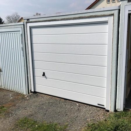 Hörmann Garagen-Sektionaltor LPU42, RAL 9016 Verkehrsweiß, Mittelsicke Woodgrain, mit Montagerahmen für Fertiggaragen, handbedient