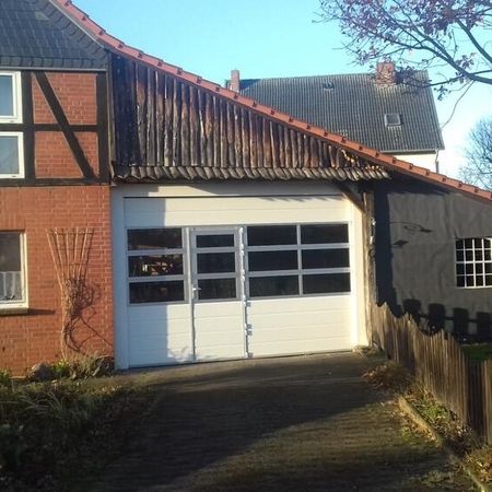 ConDoor Garagen-Sektionaltor ISO40 Typ Woodgrain Ligna, mit Schlupftür und Fenster-Sektionen, RAL 9016 Verkehrsweiß