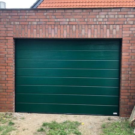 ConDoor Garagen-Sektionaltor ISO40 Typ Mittelsicke Woodgrain, RAL 6005 Moosgrün