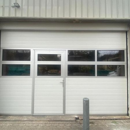 ConDoor Industrie-Sektionaltor ISO40, RAL 9002 Grauweiß, mit Tür und 2 Fenstersektionen