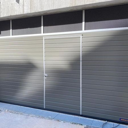 Hörmann Tiefgaragentor mit Schlupftür und Lüftungsgitter