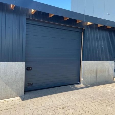 ConDoor Industrie-Sektionaltor ISO40, Typ S40, RAL 7016 Anthrazitgrau, handbedient, mit Unterkonstruktion in RAL 7016 pulverbeschichtet