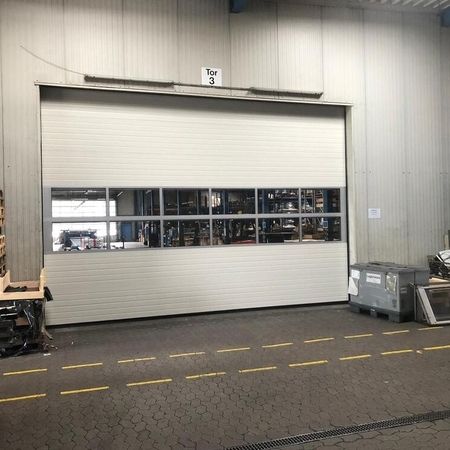 ConDoor Industrie-Sektionaltor ISO40, Typ S40, Stucco, RAL 9002 Grauweiß, mit 2 Fenster-Sektionen