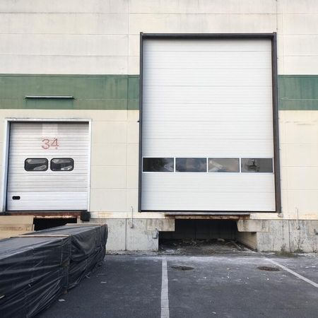 ConDoor Industrie-Sektionaltor ISO40, Sicke, Stucco geprägt, 4500 × 6000 mm, RAL 9002, Demontage, Vergrößerung der Öffnung, Neumontage