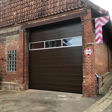 ConDoor Industrie-Sektionaltor ISO40, Mittelsicke, Woodgrain, RAL 8014 Sepiabraun, mit Fenstersektion