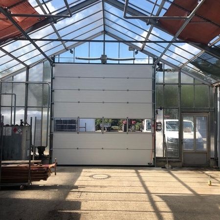 ConDoor Industrie-Sektionaltor ISO40, mit Fenstersektion, RAL 9006 Weißaluminium, mit Höherführung und Federwelle vorne, Niedrigsturzumlenkung, 4000 × 4000 mm