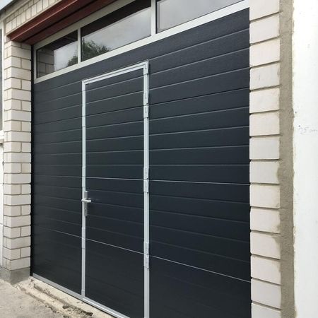 ConDoor Industrie-Sektionaltor ISO40, waagerechte Sicke, Stucco geprägt, mit Fenstersektion und Schlupftür mit Niedrigschwelle