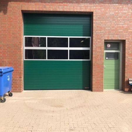 Hörmann Industrie-Sektionaltor SPU F42, RAL 6005 Moosgrün, mit Niedrigsturzumlenkung