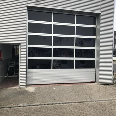 Hörmann Industrie-Sektionaltor mit getönten Scheiben und Schnelllaufantrieb, 4000 × 4000 mm