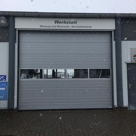 ConDoor Industrie-Sektionaltor ISO40, Typ S40, waagerechte Sicke, Stucco geprägt, RAL 9006 Weißaluminium