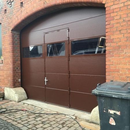 ConDoor Industrie-Sektionaltor ISO40, RAL 8016 Mahagonibraun, microprofiliert, mit Fenster und Schlupftür