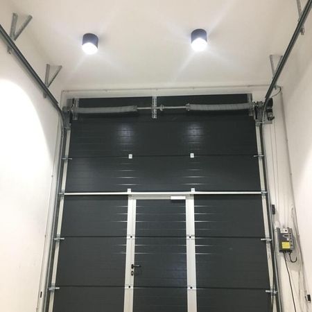 Hörmann Industrie-Sektionaltor, außen ohne Sicke, microprofiliert, innen und außen in Anlehnung an RAL 7016 Anthrazitgrau