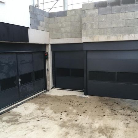 ConDoor Industrie-Sektionaltor ISO40, microprofiliert, RAL 7016 Anthrazitgrau, mit Steckmetall-Alu-Rahmen, pulverbeschichtet in RAL 7016 Anthrazitgrau