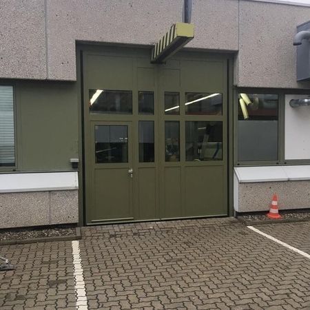 Industrie-Faltschiebetor, 2-flügelig, mit Schlupftür, RAL 6013 Schilfgrün