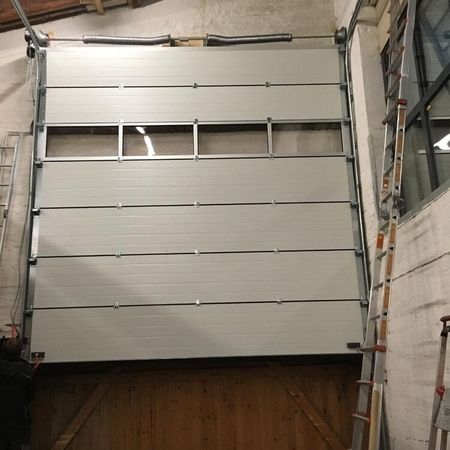 1200 mm höhergeführt, innen in Anlehnung an RAL 9002 Grauweiß, Sicke glatt