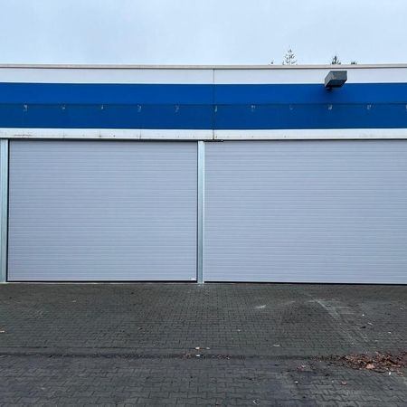ConDoor Industrie-Sektionaltor mit rechtem Festfeld, Gesamtbreite 11200 mm, Höhe 3800 mm, RAL 9006 Weißaluminium