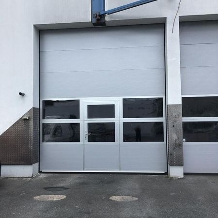 Alpha T450, 3500 × 4000 mm, microprofiliert, RAL 9006 Weißaluminium, ansichtsgleich zu bereits vorhandenem Tor