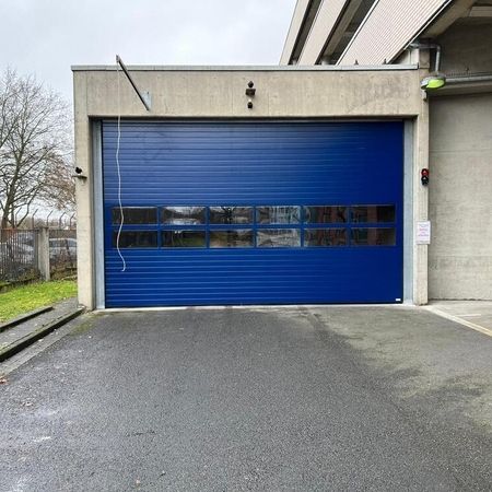 ConDoor Industrie-Sektionaltor ISO40, Typ S40, 6700 x 4150 mm, RAL 5003 Saphirblau, mit Radarbewegungsmelder und Zugschalter