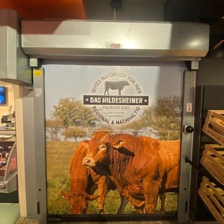 Seuster Schnelllauftor mit Bedruckung nach Kundenvorlage