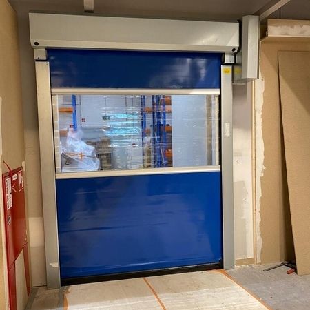 Seuster Schnelllauftor, RAL 5010, mit Radarbewegungsmelder und Abdeckhaube