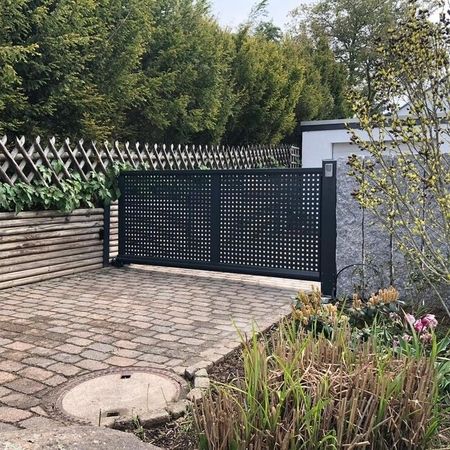 Colibri Hofschiebetoranlage mit Lochblechfüllung, RAL 7016 Anthrazitgrau, gepulvert