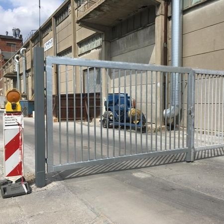 Nachgebauter Torflügel nach Anfahrschaden, Erstellen und Verzinken, inkl. Montage