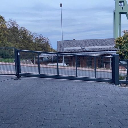 Holler Hofschiebetor, 6000 x 1800 mm, RAL 7016 Anthrazitgrau, Schrägbau 10,75 %