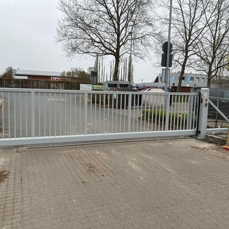 BALU / Holler freitragendes Hofschiebetor, BxH 7000 x 1600 mm, RAL 9006 Weißaluminium