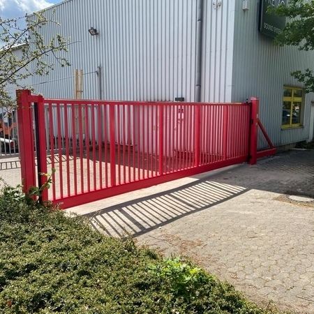 BALU Hofschiebetoranlage, RAL 3018 Erdbeerrot, Absperrbreite 6900 mm